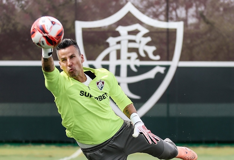 Fábio assume novo topo no Fla-Flu e encosta em marca que parecia intocável