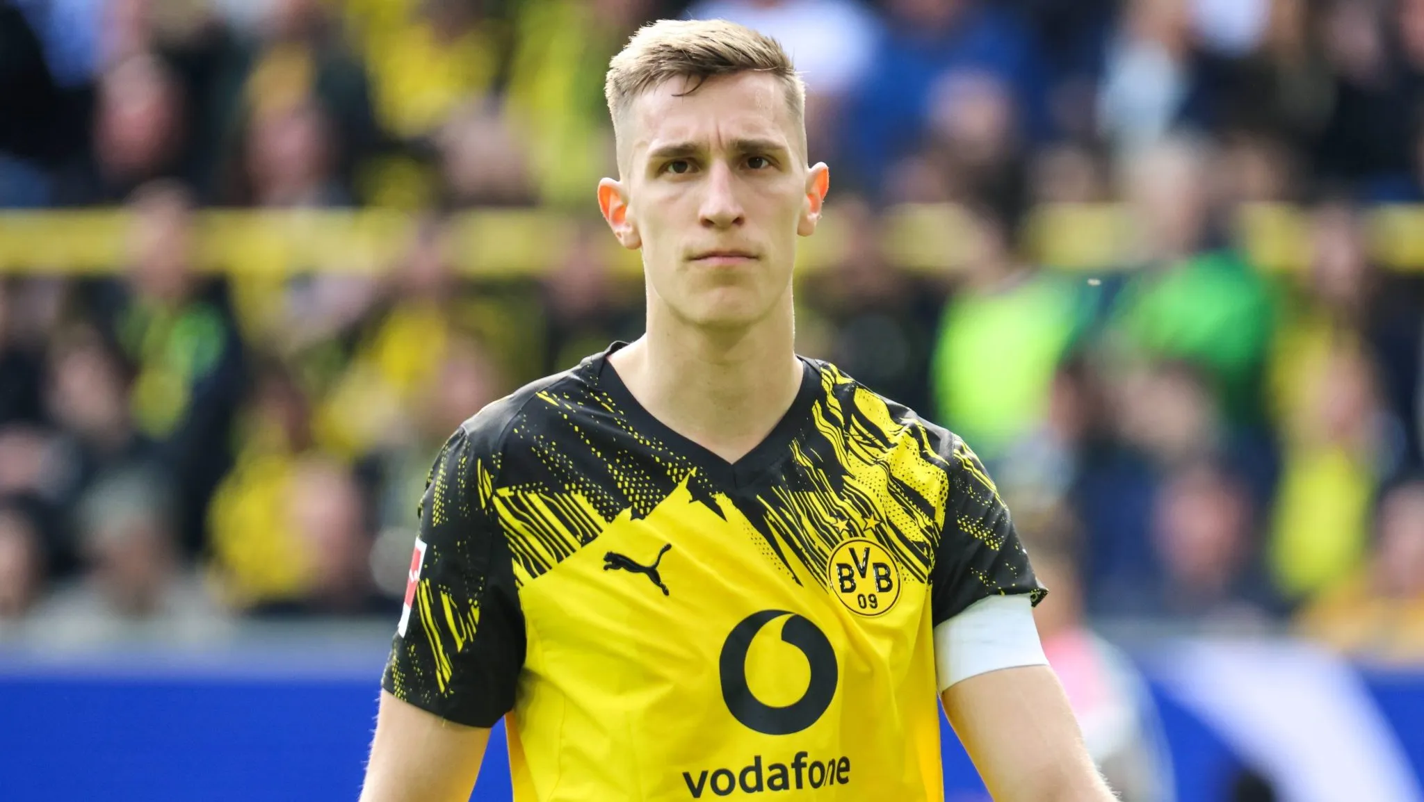 Schlotterbeck renova, mas um detalhe do contrato virou alvo da torcida do Dortmund