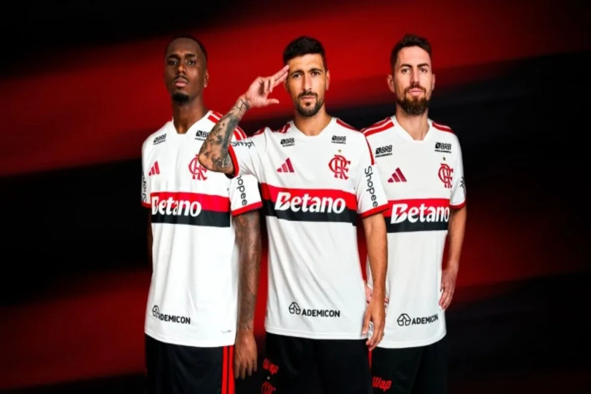 Flamengo muda o jogo com o Manto 1 Branco e esconde um recado maior