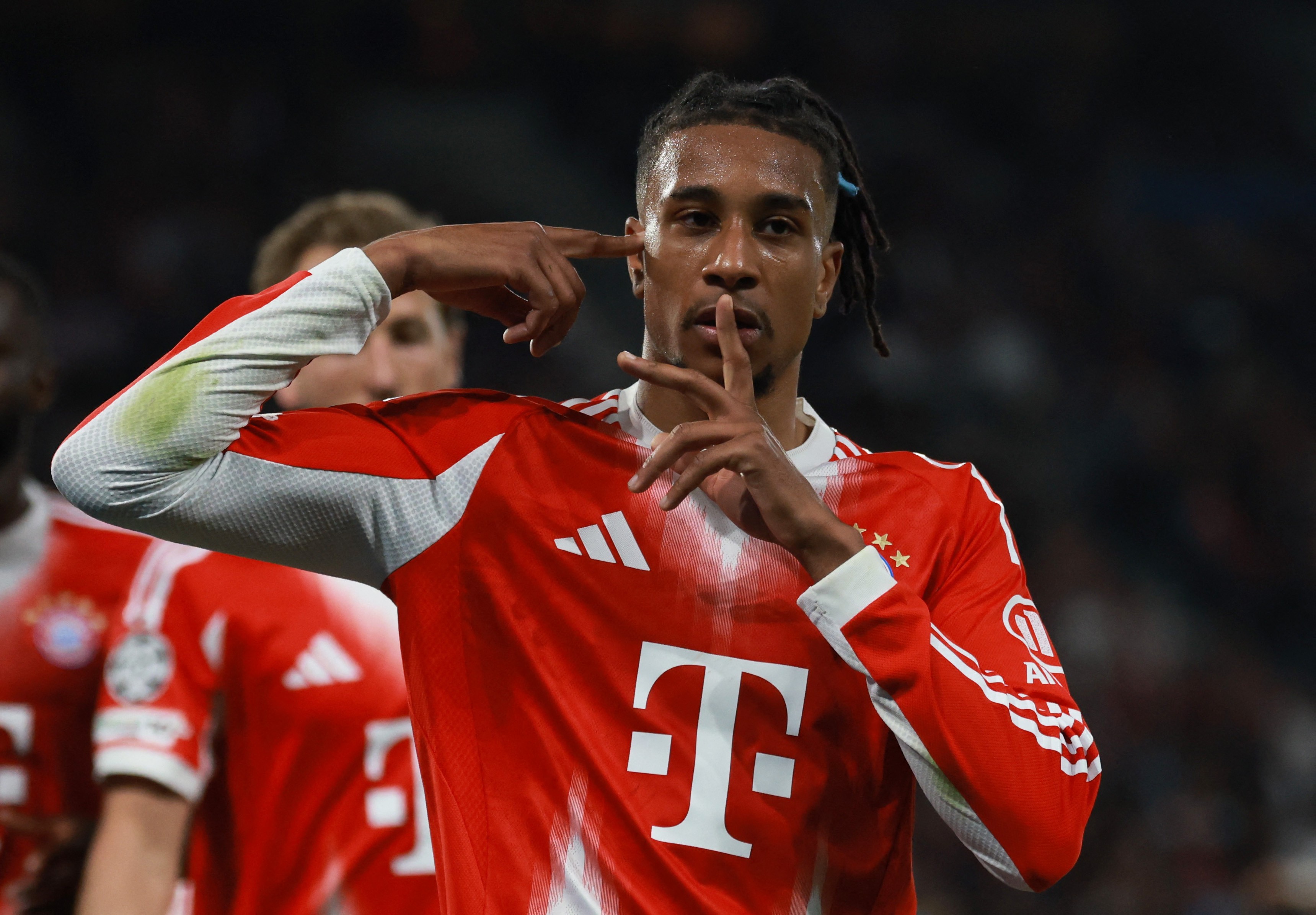 Esparadrapos nas orelhas? O método do Bayern que revela um alerta invisível
