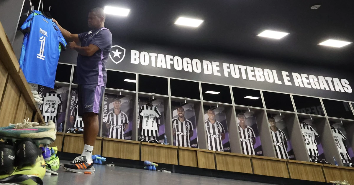 Botafogo muda tudo na frente e arma surpresa com Jhoan Hernández