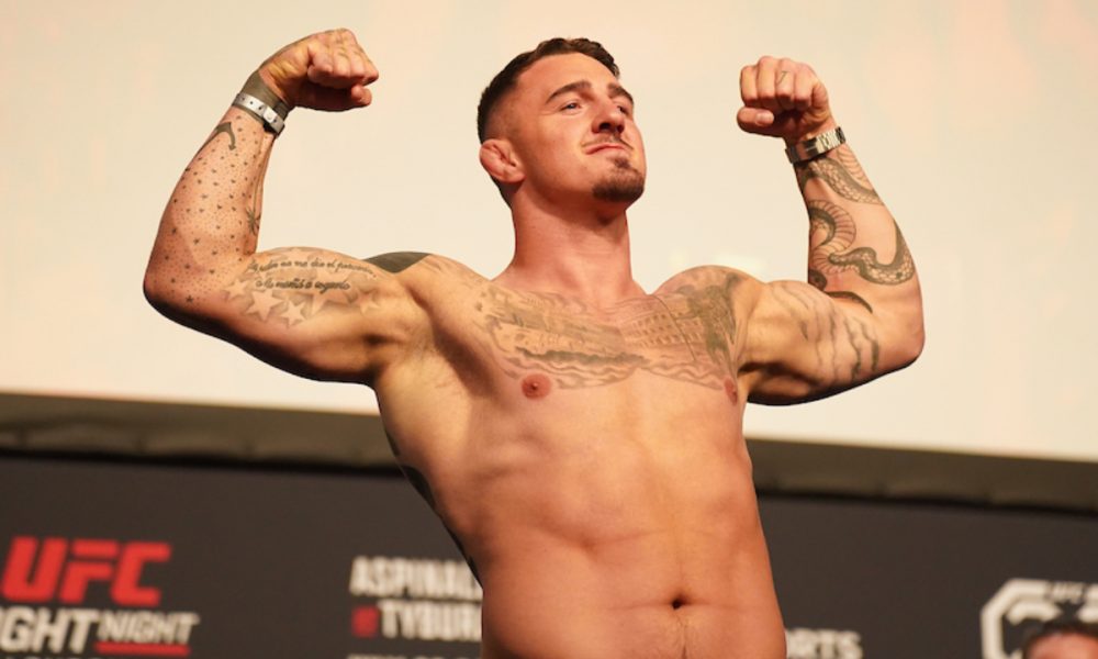 Aspinall volta aos treinos, mas ainda espera liberação para contato no UFC