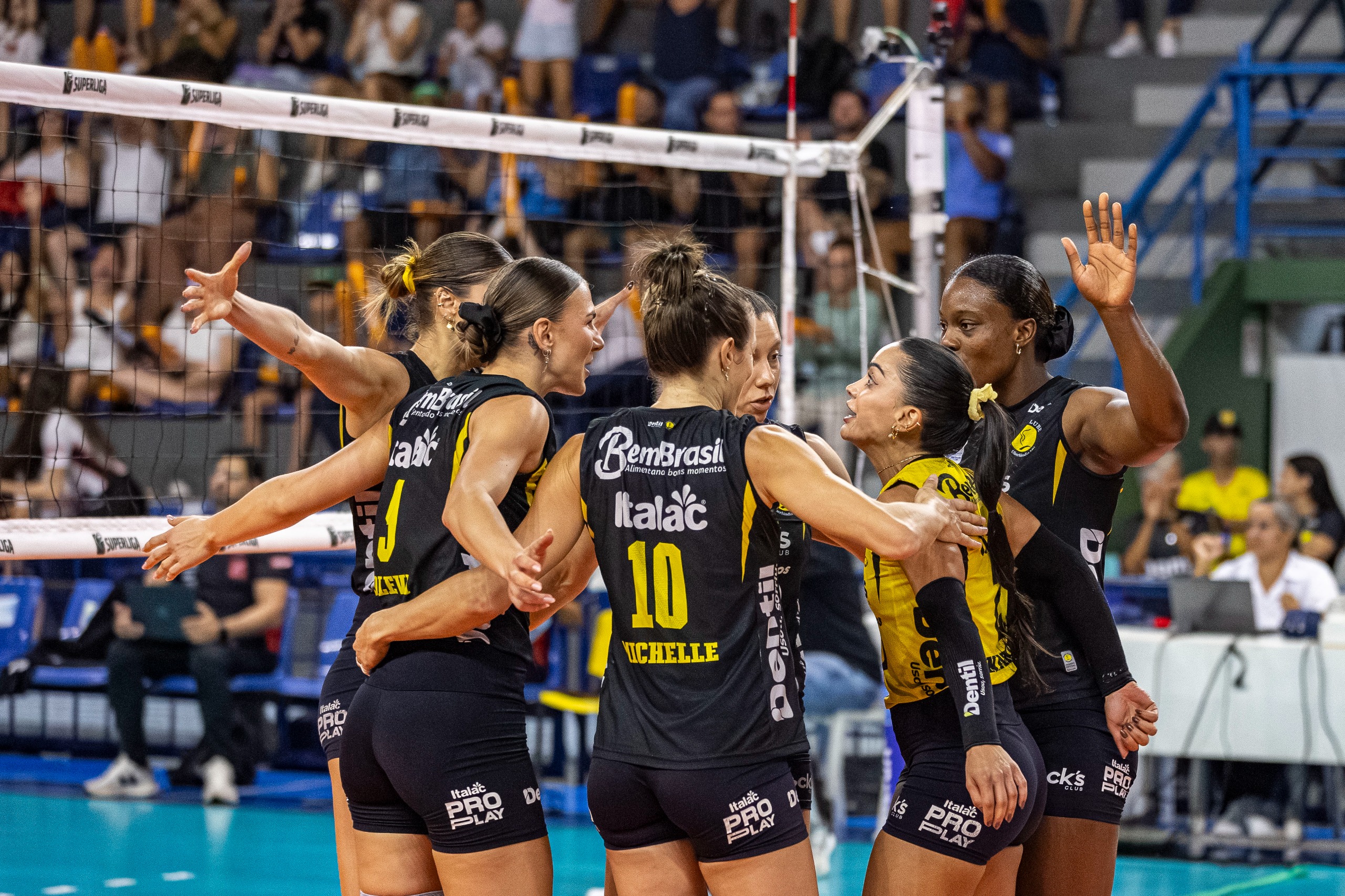 Praia Clube x Sesi Bauru: duelo decisivo vale última vaga na semifinal da Superliga