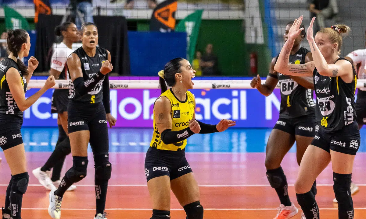 Praia Clube atropela o Sesi Bauru e carimba vaga na semifinal da Superliga
