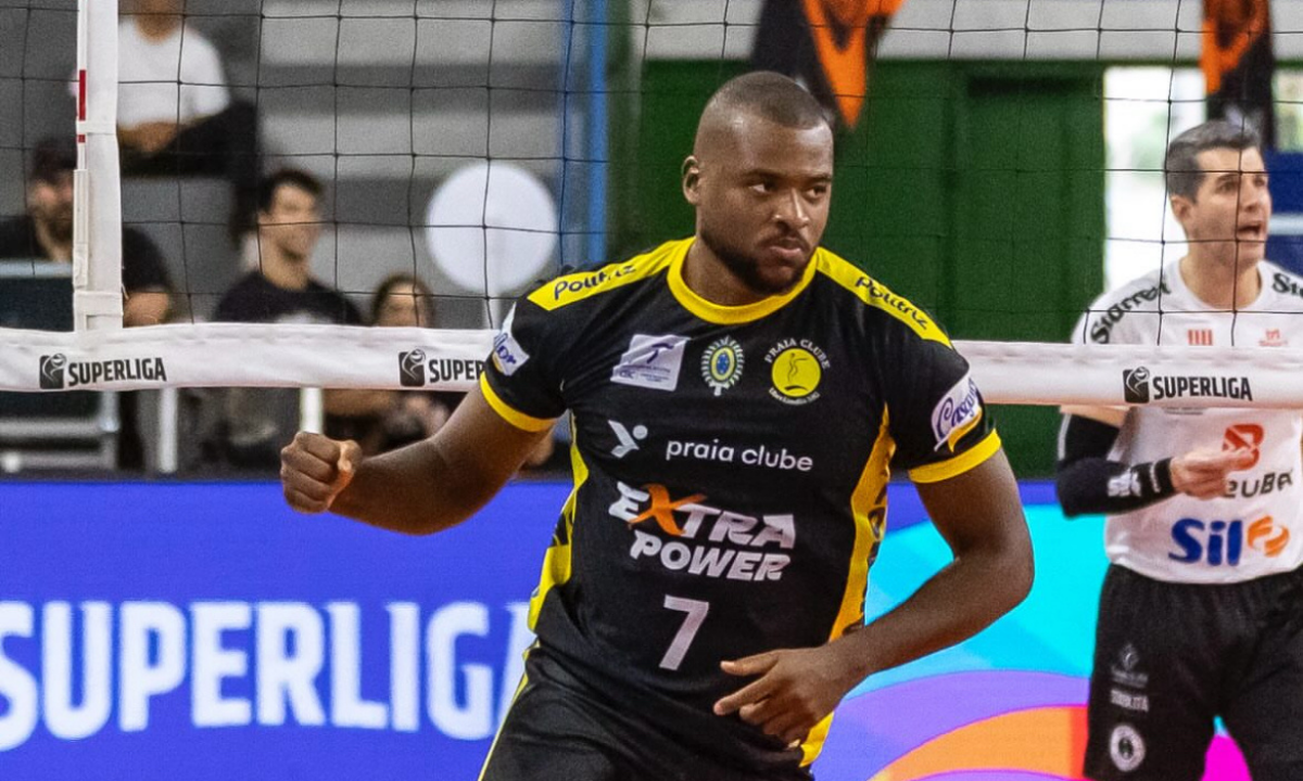 Praia Clube vence Guarulhos e fica a um passo da semifinal da Superliga