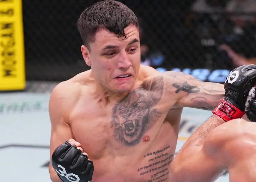 Cotovelada abre corte brutal e Prado afunda na abertura do UFC 327