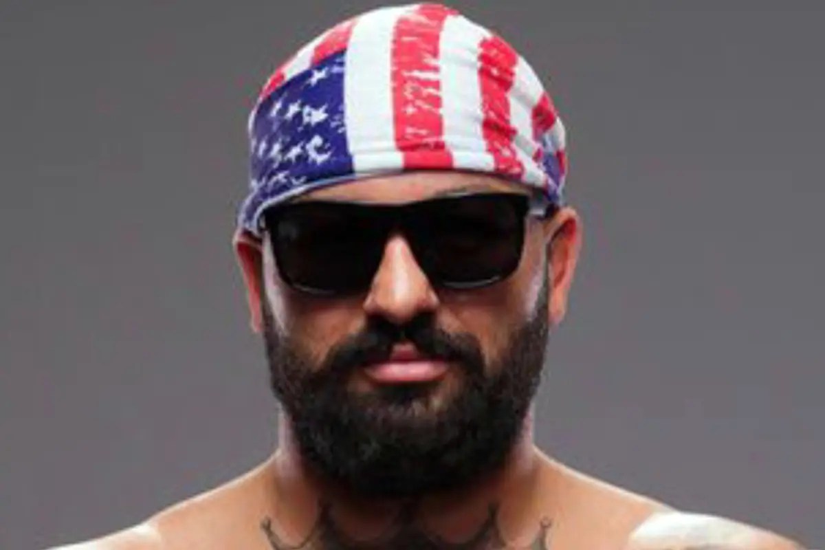 Josh Hokit passa do ponto e rouba a cena na pesagem do UFC 327