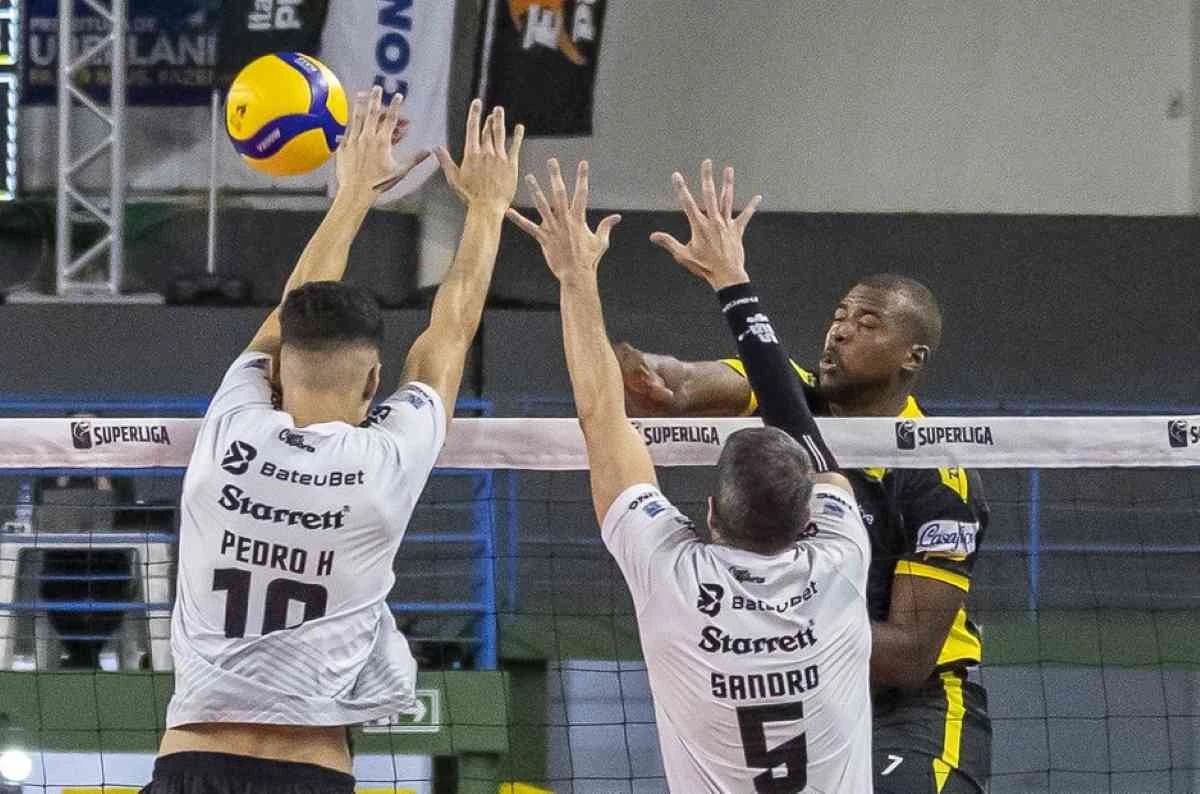 Praia vence Guarulhos por 3 a 0 e fica a um passo da semi da Superliga
