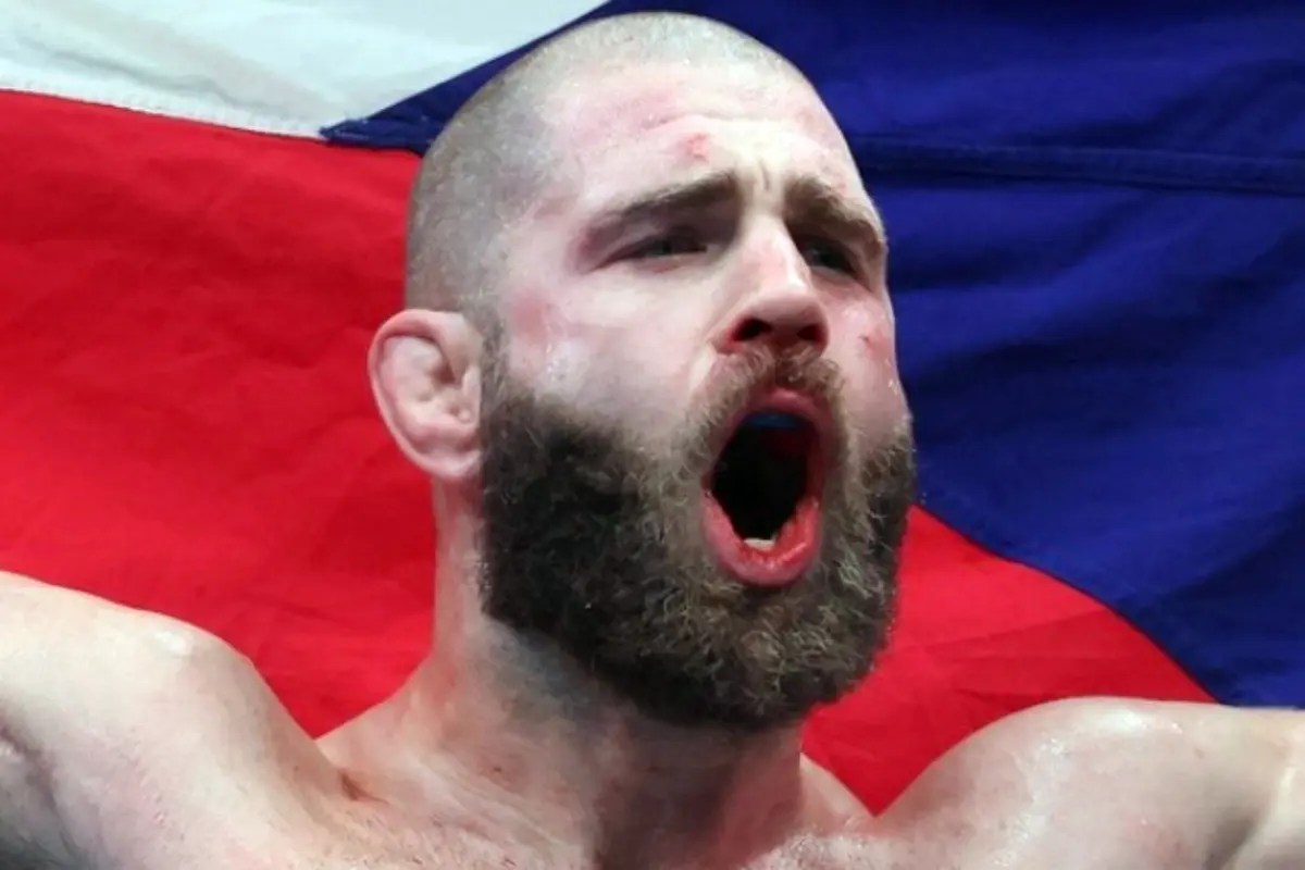 Prochazka e Ulberg batem o peso, mas uma pesagem mudou o clima do UFC 327