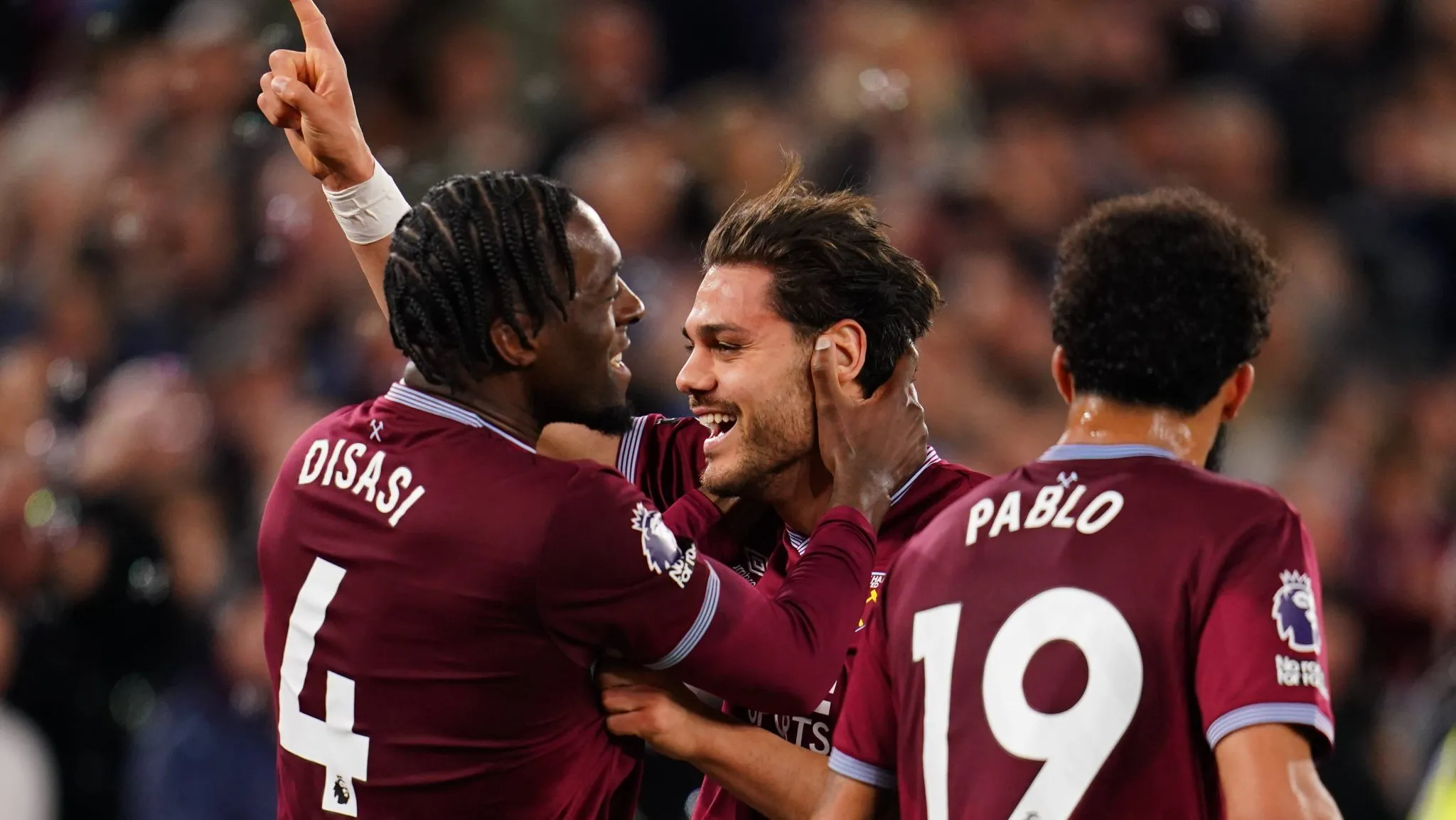 Ex-Arsenal decide, West Ham atropela e Tottenham afunda no Z3