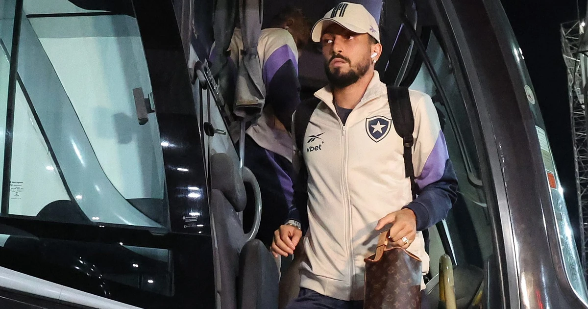 Alex Telles virou problema para o Botafogo e a escolha de Franclim pode mudar tudo