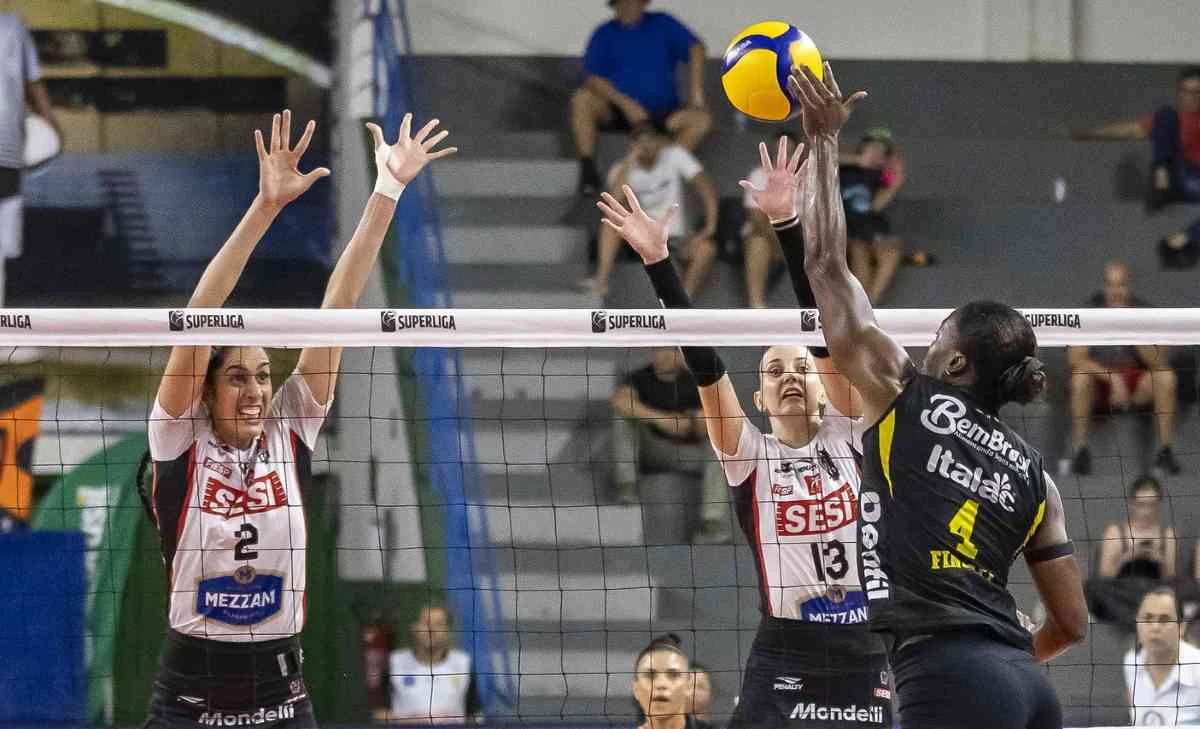 Praia bate o Sesi Bauru, avança à semi e mostra força tática na Superliga