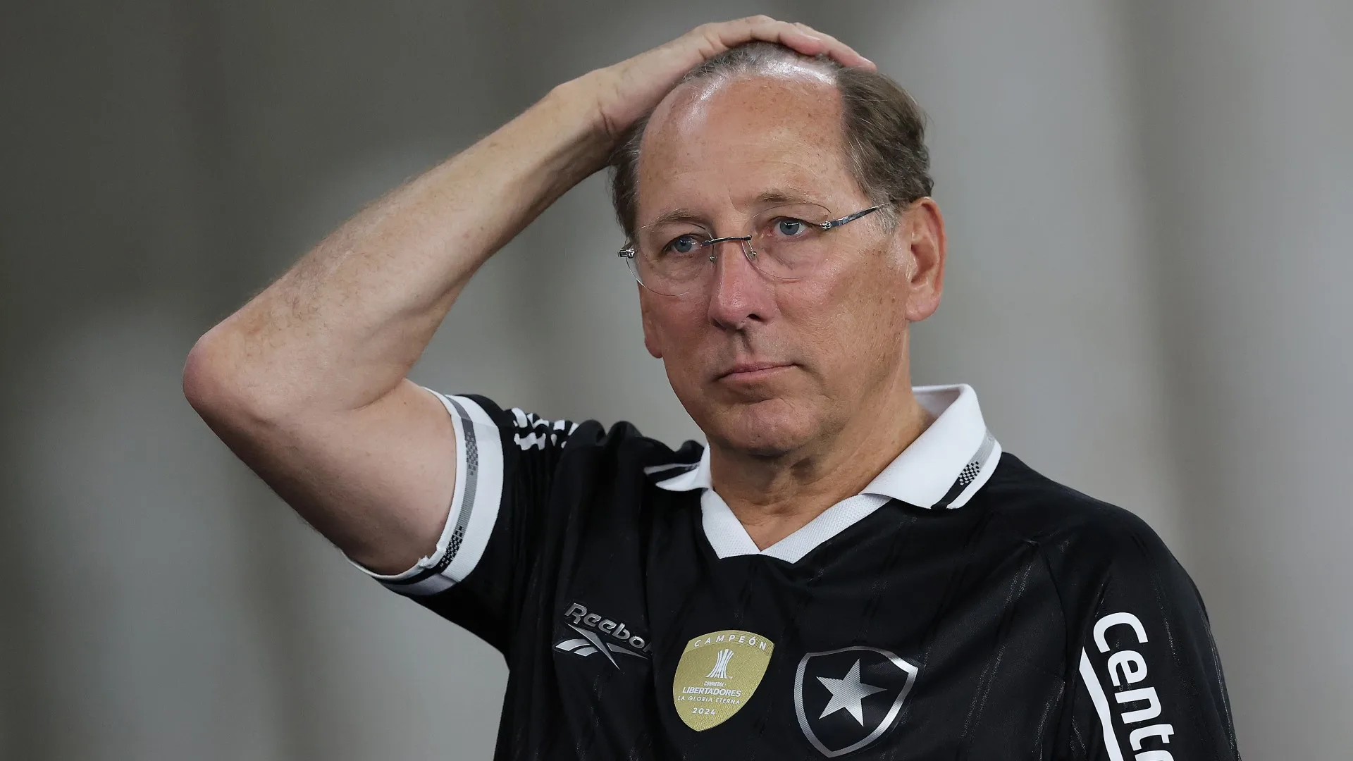 Botafogo expõe rombo bilionário e Textor prepara movimento decisivo