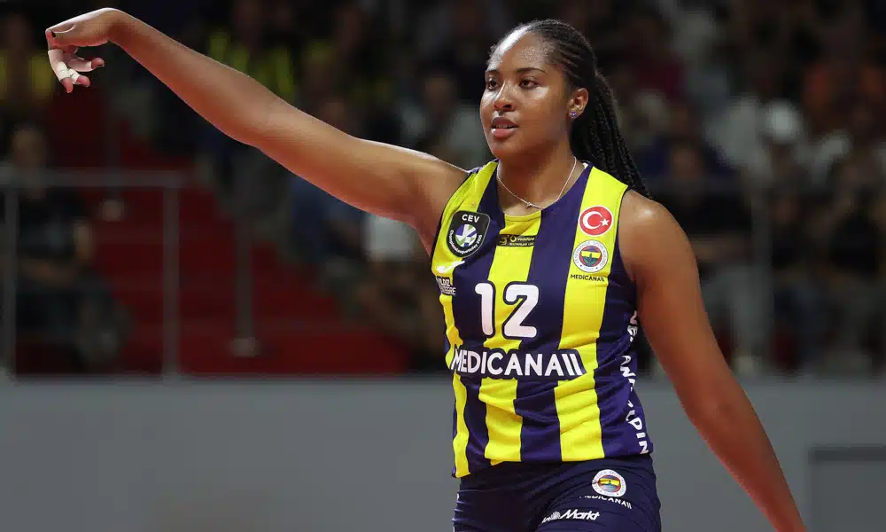 Ana Cristina faz 2 pontos, Fener leva 3 a 0 do Vakif e se complica na final turca