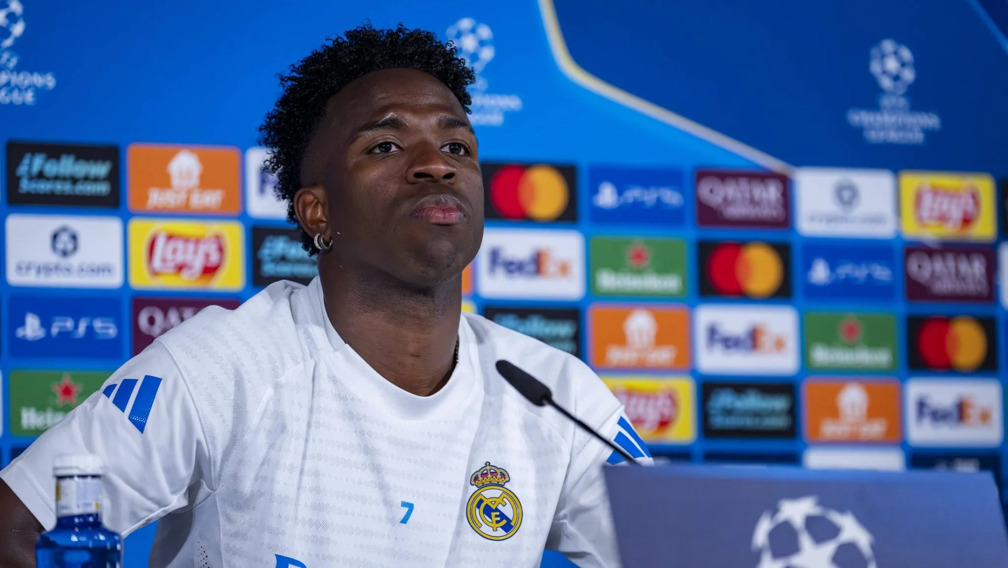 Por que vítimas de racismo como Vini Jr são sempre culpadas? Evra explica o padrão