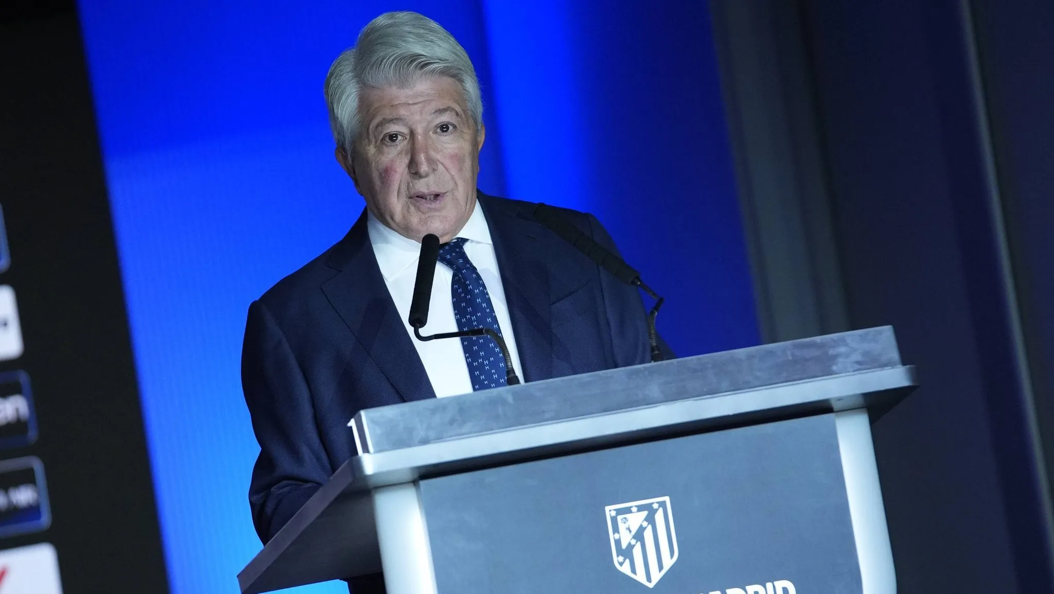 Cerezo corta o clima sobre Julián Álvarez e expõe a barreira que trava o Barça