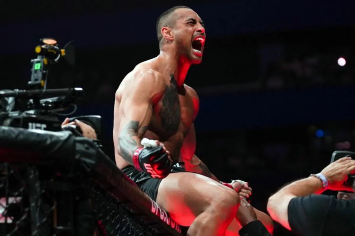 Ulberg vence lesionado e toma o cinturão de Prochazka no UFC 327