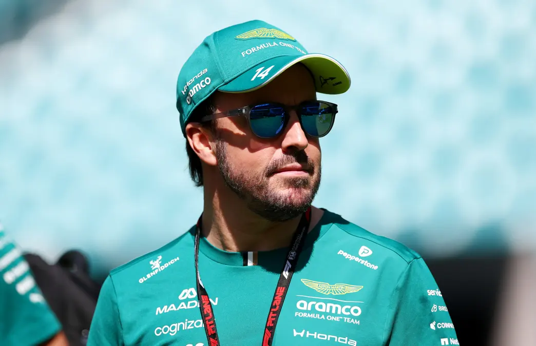 Alonso expõe a conta da Aston Martin e adia a virada para depois do verão