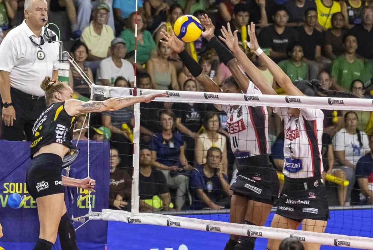 Praia domina o Sesi de novo e chega à semi com 5 vitórias em 6 jogos