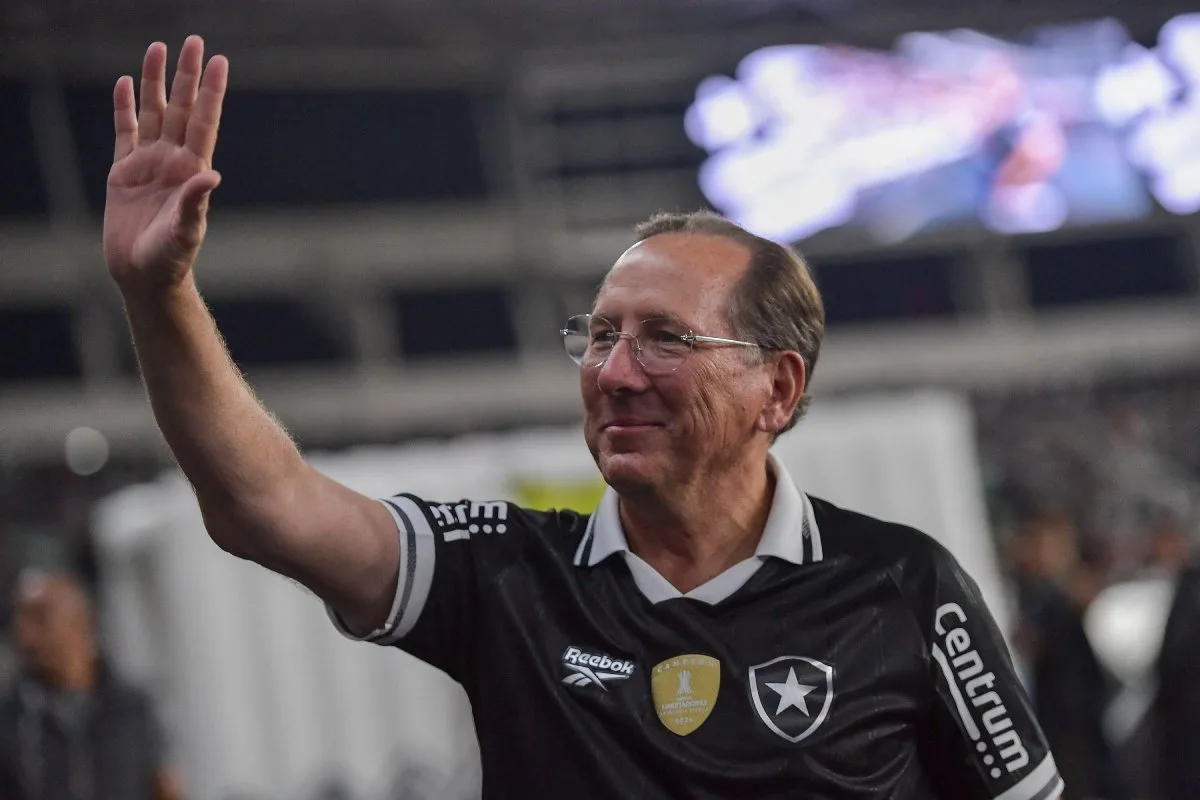 Botafogo trava no mercado e depende de Textor para escapar de nova punição