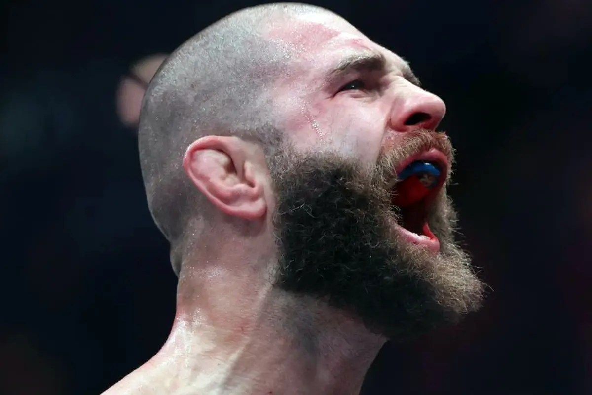 Prochazka corta Hokit com 4 palavras e muda o clima no UFC 327